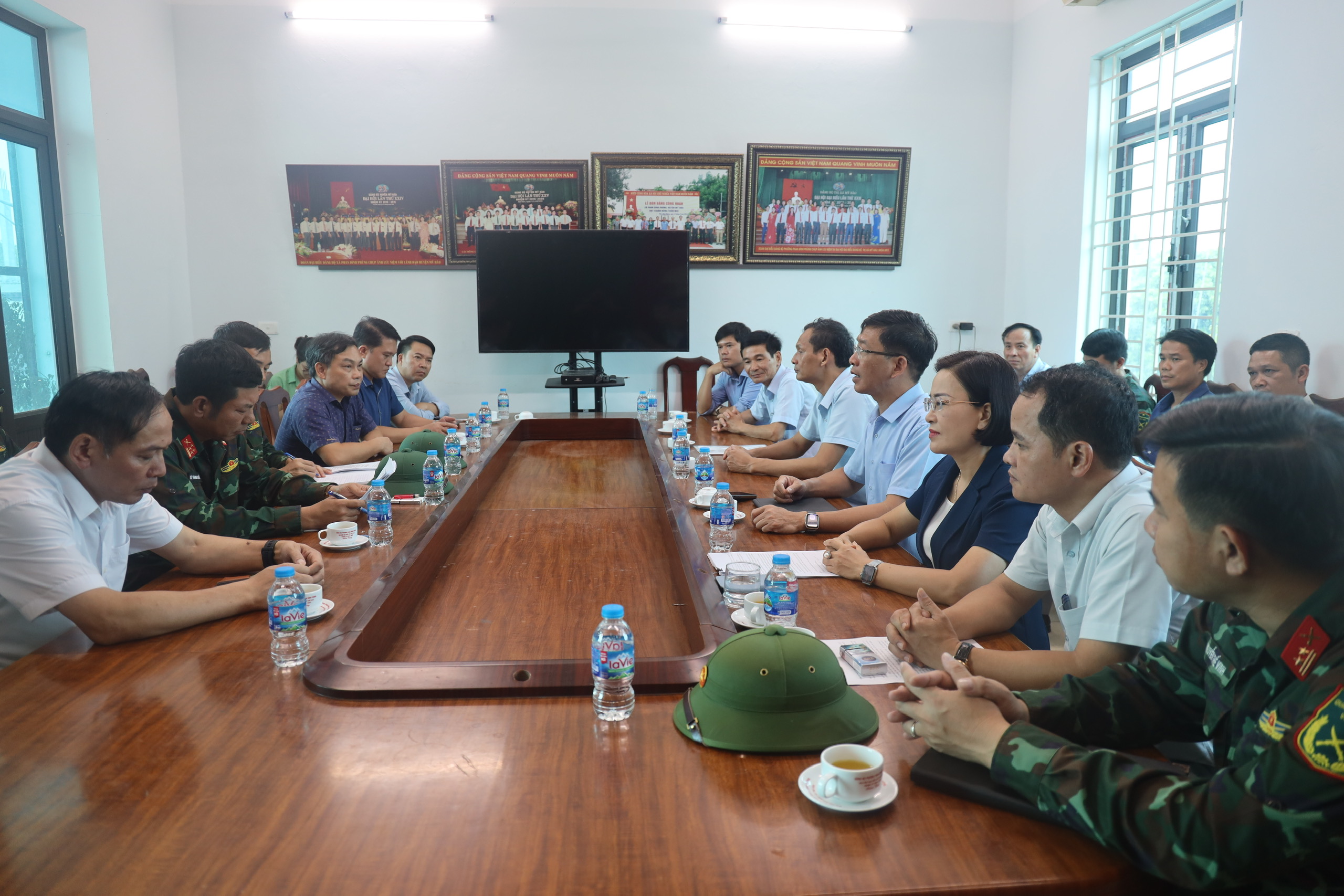   Đồng chí Tô Thành Quyết, UVBTV Tỉnh ủy, Chỉ huy trưởng Bộ CHQS tỉnh kiểm tra, chỉ đạo công tác phòng, chống bão số 3 tại thị xã Mỹ Hào.